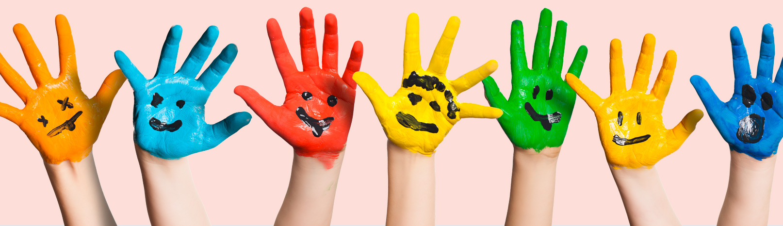 Fotografía de varias manos infantiles pintadas de colores