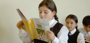 La imagen muestra a una niña leyendo una fábula
