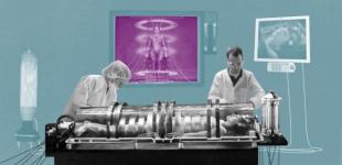 Imagen que muestra a dos científicos observando una cápsula con un ser humano en su interior. 