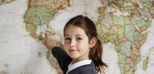 La imagen muestra a una niña apuntando un mapa 