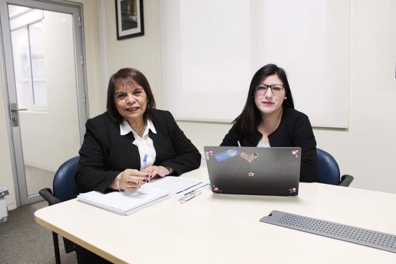 Gloria Cortés, directora académica y Olivia Vega, encargada de evaluación del Colegio Bicentenario Louis Pasteur de Traiguén 